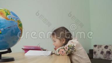 可爱的小女孩很无聊，`<strong>不想</strong>做家庭作业
